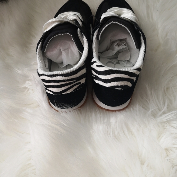 Sneakers - Picture 3 of 7